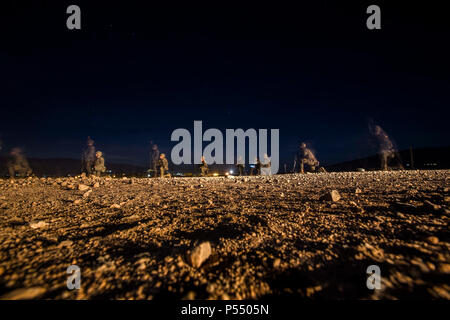 Soldaten in der 2. Spanischen Legion Ingenieur Bataillon zugeordnet meine Platzierung für Marines mit Special Purpose Marine Air-Ground Task Force-Crisis Response-Africa im La Legión Base Militar, Viator, Spanien, 9. April 2017 demonstrieren. SPMAGTF-CR-AF bereitgestellt begrenzte Reaktion auf Krisen und Theater Security Operations in Europa und Nordafrika zu führen. Stockfoto