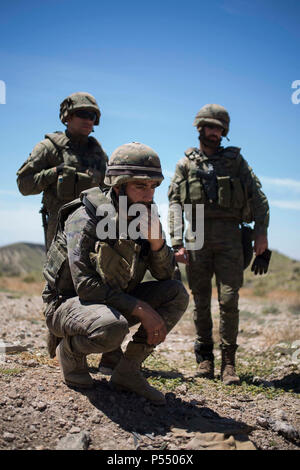 Soldaten, die in der 2. Spanischen Legion Engineer Battalion beobachten Marines Special Purpose Marine Air-Ground Task Force-Crisis Response-Africa Logistik combat Element Vorbereitung Zerstörungen während einer Beseitigung von Explosivstoffen Übung im La Legión Base Militar, Viator, Spanien, April 10, 2017 zugeordnet. SPMAGTF-CR-AF bereitgestellt begrenzte Reaktion auf Krisen und Theater Security Operations in Europa und Nordafrika zu führen. Stockfoto