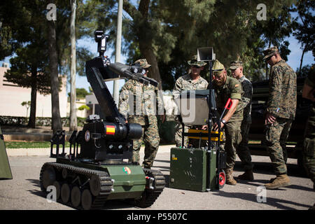 Marines Special Purpose Marine Air-Ground Task Force-Crisis Response-Africa Logistik combat Element tour Eine statische Anzeige im La Legión Base Militar, Viator, Spanien, 9. April 2017 vergeben. SPMAGTF-CR-AF bereitgestellt begrenzte Reaktion auf Krisen und Theater Security Operations in Europa und Nordafrika zu führen. Stockfoto