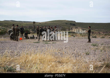 Marines Special Purpose Marine Air-Ground Task Force-Crisis Response-Africa Logistik combat Element zugeordnet, und Soldaten mit der 2. Spanischen Legion Ingenieur Bataillon vergleichen Sprengladungen während einer Beseitigung von Explosivstoffen Übung im La Legión Base Militar, Viator, Spanien, 10. April 2017. SPMAGTF-CR-AF bereitgestellt begrenzte Reaktion auf Krisen und Theater Security Operations in Europa und Nordafrika zu führen. Stockfoto