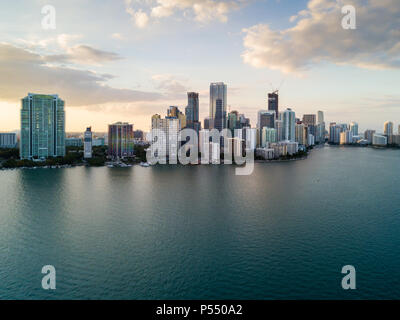 MIAMI, FLORIDA - ca. April 2017: Luftaufnahme der Biscayne Bay und Brickell von Key Biscayne in Miami Stockfoto