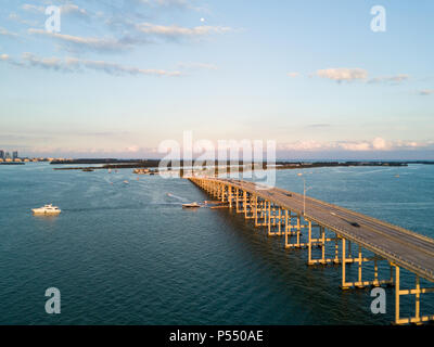 MIAMI, FLORIDA - ca. April 2017: Luftaufnahme von Rickenbacker Causeway Bridge in Miami Stockfoto