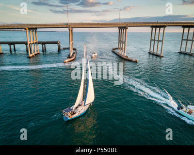 MIAMI, FLORIDA - ca. April 2017: Luftaufnahme von Motor- und Segelbooten über Biscayne Bay mit Blick auf die Rickenbacker Causeway in Key Biscayne. Stockfoto