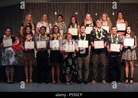 Stipendiaten Pose auf der Hickam Offiziere 'Ehegatten' Club Scholarship Awards Dinner auf Hickam Field, Virginia, 9. Mai 2017. Jedes Jahr, die HOSC Auszeichnungen mehrere Stipendien zu militärischen Familie Mitglieder zu helfen, ihre Ausbildung weiter. Dieses Jahr $ 59,500 bis 17 Personen ausgezeichnet wurde, und wird an akkreditierte Schulen genutzt werden, zwei- bis vierjährigen Colleges und Universitäten, Master und Doktorat - Ebene Programme aufzunehmen. Stockfoto