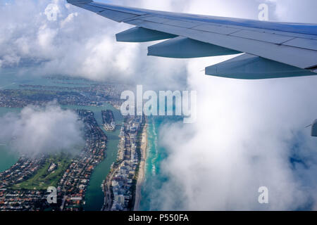 Luftaufnahme von Miami Beach aus dem Flugzeug Fenster in Florida. Stockfoto