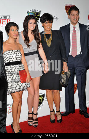 Kourtney Kardashian, Kylie Jenner, Kris Jenner, Rob Kardashian Geschmack von Beverly Hills auf das Essen und der Wein in den Beverly Hills. Kourtney Kardashian, Kylie Jenner, Kris Jenner, Rob Kardashian 62 Veranstaltung in Hollywood Leben - Kalifornien, Red Carpet Event, USA, Filmindustrie, Prominente, Fotografie, Bestof, Kunst, Kultur und Unterhaltung, prominente Mode, Besten, Hollywood Leben, Event in Hollywood Leben - Kalifornien, Roter Teppich und backstage, Musik Prominente, Topix, Paar, Familie (Mann und Frau) und Kids - Kinder, Brüder und Schwestern anfrage tsuni@Gamma-USA.com, Kredit Tsuni/USA, 2010 Stockfoto