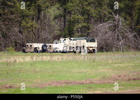 Soldaten bei der Installation für die 86 Abteilung Weiterbildung Krieger Übung 86-17-02 arbeiten bei der Bekämpfung in den Städten Bullard Training Area am 10. Mai 2017, auf North Post am Fort McCoy, Wis der Krieger Übung einzigartige Ausbildungsmöglichkeiten für verschiedene Soldaten bietet in verschiedenen militärischen Besetzung Spezialitäten zusammen mit simulierten Kampfeinsätze zu trainieren und als Team zusammen zu arbeiten, so wie sie in einer realen Umgebung. Stockfoto