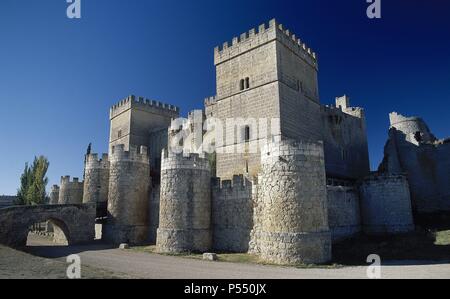 Spanien. Kastilien und Leon. Ampudia. Mittelalterliche Burg. Festung aus dem 15. Jahrhundert. Stockfoto