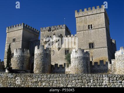 Spanien. Kastilien und Leon. Ampudia. Mittelalterliche Burg. Festung aus dem 15. Jahrhundert. Stockfoto