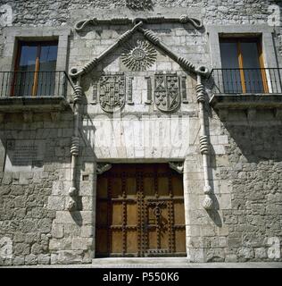 Spanien. Burgos. Die Cordon-Haus. Palast der die Polizisten von Kastilien. 15. Jahrhundert. Bucht von Juan de Colonia (1410-1481) und Simon de Colonia (1451-1511) gebaut. Balkon-Fassade. Große franziskanische Stein Schnur. Stockfoto