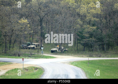 Soldaten bei der Installation für die 86 Abteilung Weiterbildung Krieger Übung 86-17-02 Arbeiten bei einem Post Training Bereich am 10. Mai 2017, auf North Post am Fort McCoy, Wis der Krieger Übung einzigartige Ausbildungsmöglichkeiten für verschiedene Soldaten bietet in verschiedenen militärischen Besetzung Spezialitäten zusammen mit simulierten Kampfeinsätze zu trainieren und als Team zusammen zu arbeiten, so wie sie in einer realen Umgebung. Stockfoto