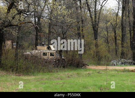 Soldaten bei der Installation für die 86 Abteilung Weiterbildung Krieger Übung 86-17-02 Arbeiten bei einem Post Training Bereich am 10. Mai 2017, auf North Post am Fort McCoy, Wis der Krieger Übung einzigartige Ausbildungsmöglichkeiten für verschiedene Soldaten bietet in verschiedenen militärischen Besetzung Spezialitäten zusammen mit simulierten Kampfeinsätze zu trainieren und als Team zusammen zu arbeiten, so wie sie in einer realen Umgebung. Stockfoto