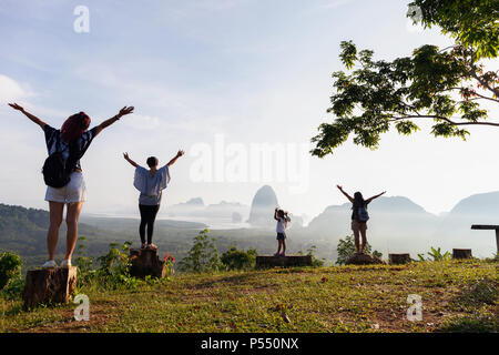 Reisen Völker stehend auf Holz seine Hand halten und sehen, Querformat bei samet nangshe Phang Nga Thailand Stockfoto