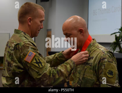 Brigadegeneral Tom Carden, Kommandierender general der Nationalgarde Georgien präsentiert Oberstleutnant Alexander McLemore mit Bestellung USA Ordnance Corps von Samuel Sharpe während des Seminars Ga. CDR Directorate of Logistics bei der Air-Dominanz-Center in der Nähe von Savannah, Georgia Stockfoto