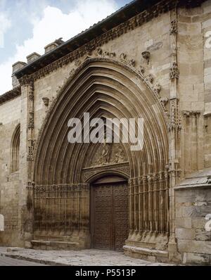 ARTE GOTICO. ESPAÑA. IGLESIA DE SAN JUAN. Las mejores de La Portada del Templo, construido ENTRE LOS SIGLOS XIII y XIV, con apuntado arquivoltas de Arco y una imagen de San Juan Bautista en el tímpano. ARANDA de Duero. Estado de Burgos. Castilla-León. Stockfoto