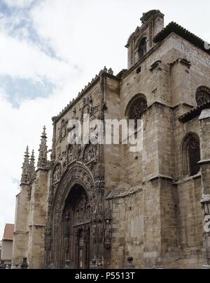 ARTE GOTICO. ESPAÑA. IGLESIA DE SANTA MARIA. Templo de estilo Gótico tardío (s. XIV-XV). Destaca su FACHADA (s. XV-XVI) concebida Como un Gran retablo. Con arco Exterior y arquivoltas, así Como derrames esculpidos. En el tímpano, imagen de La Virgen. ARANDA de Duero. Estado de Burgos. Castilla-León. Stockfoto