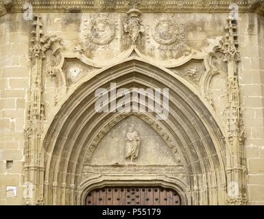 ARTE GOTICO. ESPAÑA. IGLESIA DE SANTA MARIA. Construida en el siglo XV en Estilo gótico Aragonés. Vista parcial de La Portada perteneciente llamado Al estilo Reyes Católicos. SADABA. Provincia de Zaragoza. Aragón. Stockfoto