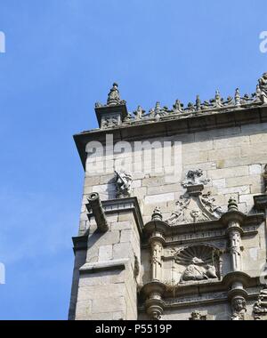 ARTE RENACIMIENTO. ESPAÑA. HOLANDA, Cornelis de (siglo XVI). Escultor. BASILICA DE SANTA MARIA LA MAYOR. Las mejores de la fachada Principal, plateresca, en su Parte superior Izquierda. Sobre uno de los contrafuertes, encima de un cañón, La representación de SAN MIGUEL. PONTEVEDRA. Galizien. Stockfoto