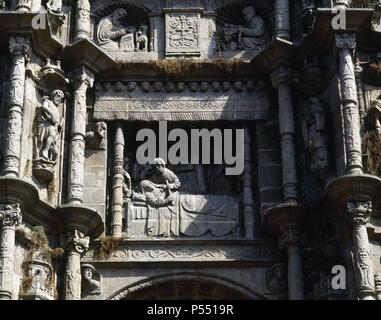 ARTE RENACIMIENTO. ESPAÑA. HOLANDA, Cornelis de (s. XVI). Escultor. BASILICA DE SANTA MARIA LA MAYOR. Las mejores de la fachada Principal, de estilo plateresco, donde se Vertreter 'LA DORMICION O TRANSITO DE LA VIRGEN" (el Apóstol SAN PEDRO Hilfe ein Sujetar el Cirio a la Vírgen, símbolo de la FE). PONTEVEDRA. Galizien. Stockfoto