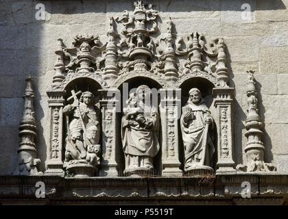 ARTE RENACIMIENTO. ESPAÑA. BASILICA DE SANTA MARIA LA MAYOR (s. XIV-XVI). Las mejores escultórico de estilo plateresco con la Representación, de derecha ein Izquierda: ARCANGEL SAN MIGUEL, LA VIRGEN CON EL NIÑO JESUS Y SAN TELMO. Entrada sur del Templo. PONTEVEDRA. Galizien. Stockfoto