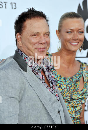 Mickey Rourke und Anastasia das Verschleißteil exklusive Welt Sneek Preview an der Chinese Theatre in Los Angeles. MickeyRourke Anastasia 29 Veranstaltung in Hollywood Leben - Kalifornien, Red Carpet Event, USA, Filmindustrie, Prominente, Fotografie, Bestof, Kunst, Kultur und Unterhaltung, prominente Mode, Besten, Hollywood Leben, Event in Hollywood Leben - Kalifornien, Roter Teppich und backstage, Musik Prominente, Topix, Paar, Familie (Mann und Frau) und Kids - Kinder, Brüder und Schwestern anfrage tsuni@Gamma-USA.com, Kredit Tsuni/USA, 2010 Stockfoto