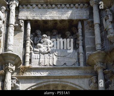 ARTE RENACIMIENTO. ESPAÑA. HOLANDA, Cornelis de (s. XVI). Escultor. BASILICA DE SANTA MARIA LA MAYOR. Las mejores de la fachada Principal, de estilo plateresco, donde se Vertreter 'LA DORMICION O TRANSITO DE LA VIRGEN" (el Apóstol SAN PEDRO Hilfe ein Sujetar el Cirio a la Vírgen, símbolo de la FE). PONTEVEDRA. Galizien. Stockfoto