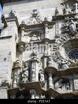 ARTE RENACIMIENTO. ESPAÑA. BASILICA DE SANTA MARIA LA MAYOR. Las mejores de La Fachada plateresca, Obra de Cornelis de HOLANDA (s. XVI). En la parte superior Izquierda, imagen del Apostol SANTIAGO y su derecha San MATEO con el Águila tetramorfa. PONTEVEDRA. Galizien. Stockfoto