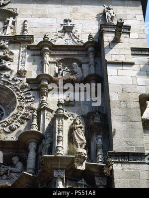 ARTE RENACIMIENTO. ESPAÑA. BASILICA DE SANTA MARIA LA MAYOR. Las mejores de La Fachada plateresca. En la parte inferior, la Imagen de SAN ROQUE, representado Sünde perro y sin bastón de Peregrino. En la Zona superior, SAN JUAN escribiendo el Evangelio, con la representación del Angel a su Lado tetramorfo. Fachada Obra de Cornelis de HOLANDA (s. XVI). PONTEVEDRA. Galizien. Stockfoto