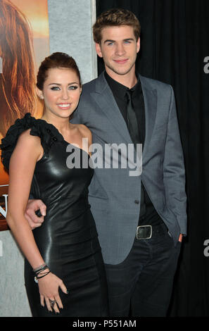 Miley Cyrus Liam Hemsworth 12 - Der letzte Song Premiere ArcLight Theater in Los Angeles. Miley Cyrus Liam Hemsworth 12 Veranstaltung in Hollywood Leben - Kalifornien, Red Carpet Event, USA, Filmindustrie, Prominente, Fotografie, Bestof, Kunst, Kultur und Unterhaltung, prominente Mode, Besten, Hollywood Leben, Event in Hollywood Leben - Kalifornien, Roter Teppich und backstage, Musik Prominente, Topix, Paar, Familie (Mann und Frau) und Kids - Kinder, Brüder und Schwestern anfrage tsuni@Gamma-USA.com, Kredit Tsuni/USA, 2010 Stockfoto