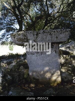 ARTE PREHISTORICO-EDAD METALES. EDAD DEL BRONCE. TAULA DE TORRE LLAFUDA. Las taulas Eran mesas en forma De 'T' que probablemente Eran utilizadas para el descarniamiento de los cadáveres y también con Caracter religioso. CULTURA MEGALITICA. Alrededores de Ciutadella. MENORCA. Islas Baleares. España. Stockfoto