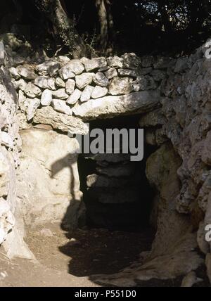 ARTE PREHISTORICO-EDAD METALES. EDAD DEL BRONCE. CONJUNTO ARQUEOLOGICO DE TORRE PUNTA TRENCADA. Vista de la SALA HIPOSTILA. CULTURA MEGALITICA. Alrededores de Ciutadella. MENORCA. Islas Baleares. España. Stockfoto