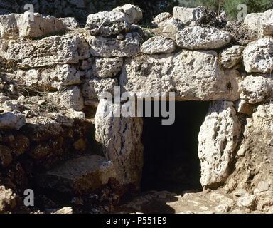 ARTE PREHISTORICO-EDAD METALES. EDAD DEL BRONCE. POBLADO PREHISTORICO DE TALATI DE DALT. Formado por un Talaiot de Planta kreisförmig, Taula, y Salas hipóstilas. Las mejores de Las ruinas. CULTURA MEGALITICA. MENORCA. Islas Baleares. España. Stockfoto