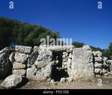 ARTE PREHISTORICO-EDAD METALES. EDAD DEL BRONCE. POBLADO PREHISTORICO DE TALATI DE DALT. Formado por un Talaiot de Planta kreisförmig, Taula y Salas hipóstilas. Las mejores de la SALA HIPOSTILA. MENORCA. Islas Baleares. España. Stockfoto
