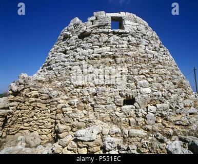 ARTE PREHISTORICO-EDAD METALES. EDAD DEL BRONCE. TALAIOT DE TORELLONET VELL. Antiguas torres defensivas utilizadas Como sistema de vigilancia, Torres pétreas construidas según la Técnica ciclópea, Generalmente de Planta Rundschreiben o elíptica. YACIMIENTO DE TORELLO. MENORCA. Islas Baleares. España. Stockfoto
