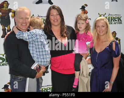 Neal McDonough Ruve Robertson Kids 93 - "Für immer Shrek" Premiere auf der Gibson Amphitheatre in Los Angeles. Neal McDonough Ruve Robertson Kids 93 Veranstaltung in Hollywood Leben - Kalifornien, Red Carpet Event, USA, Filmindustrie, Prominente, Fotografie, Bestof, Kunst, Kultur und Unterhaltung, prominente Mode, Besten, Hollywood Leben, Event in Hollywood Leben - Kalifornien, Roter Teppich und backstage, Musik Prominente, Topix, Paar, Familie (Mann und Frau) und Kids - Kinder, Brüder und Schwestern anfrage tsuni@Gamma-USA.com, Kredit Tsuni/USA, 2010 Stockfoto