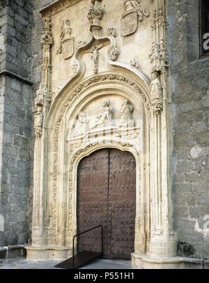 ARTE GOTICO - FLAMIGERO. ESPAÑA. IGLESIA DE LA ASUNCIÓN. Construida entre 1486 y mediados del s. XVI en Estilo gótico. Las mejores de la PORTADA NORTE, que conserva toledana de la escuela Juan Guas, con decoración de entlastet. El tímpano posee una imagen de la Virgen con el Cristo yacente. COLMENAR VIEJO. Comunidad de Madrid. Stockfoto