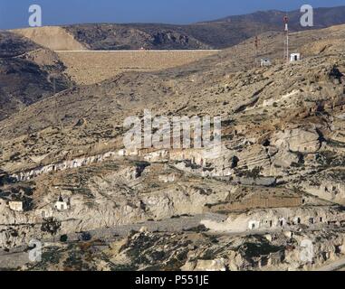 Andalusien. ALMERIA. Panorámica del Barrio DE LA CHANCA, por debajo de La Alcazaba mismo en Dirección al Mar. Está constituido por CASAS - CUEVAS que se asientan en Las Laderas del Cerro, poblado principalmente por Pescadores y Gitanos. España. Stockfoto