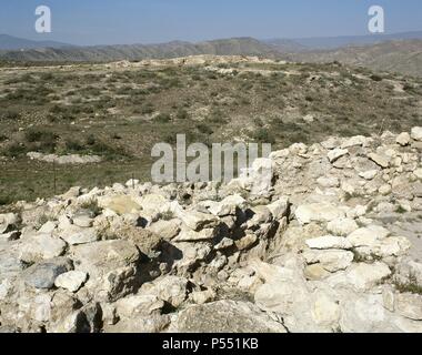 ARTE PREHISTORICO-EDAD METALES. ESPAÑA. CULTURA DE LOS MILLARES (ich Edad del Bronce). Se desarrolló de Almería, englobado Dentro del fenómeno floreció megalítico que en el milenio - III. Posee una necrópolis de más de Cien tumbas y Poblado con Muralla. Vista de Las ruinas. SANTA FE DE MONDUJAR. Estado de Almería. Andalusien. Stockfoto