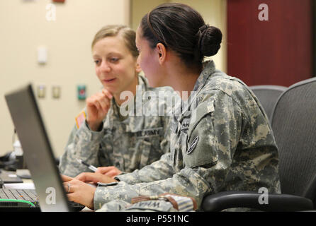 Staff Sgt Michelle Rehak und Pfc. Shai Whaley mit Colorado Army National Guard überprüfen Sie gemeinsame Konflikt und taktische Simulation (JCATS) und Gefechtsstand der Zukunft Gespräche zur Unterstützung eifrig Lion 2017 bei Joint Force Command, Suffolk, Virginia Eager Lion ist eine jährliche US Central Command-Übung in Jordanien um zu militärischer Beziehungen zwischen den USA, Jordanien und anderen internationalen Partnern zu stärken soll. Das diesjährige Iteration besteht aus etwa 7.200 Soldaten aus mehr als 20 Nationen, die Szenarien, die Grenzsicherung, Befehl und Contr antwortet Stockfoto