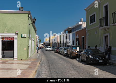 Enge Gasse in der Altstadt von Campeche, Mexiko Stockfoto