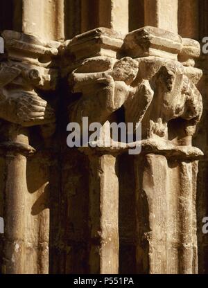 ARTE GOTICO - tardio. ESPAÑA. IGLESIA de Santo Tomas. Las mejores de CAPITELES de las arquivoltas de La Portada del Templo, donde aparecen esculpidos ANGELES TOCANDO LA TROMPETA. ARNEDO. Comarca de La Rioja Baja. La Rioja. Stockfoto