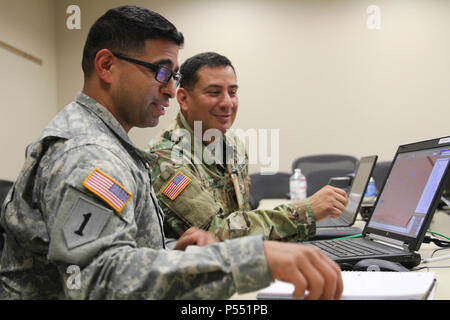 CPT. John Alban und Spc. Steve Govea mit Colorado Army National Guard bieten Kommando und Kontrolle und Überprüfung Einheit Standorte und Aktionen über gemeinsame Konflikt und taktische Simulation Systeme zur Unterstützung der eifrig Lion 2017 bei Joint Force Command, Suffolk, Virginia  Begierig, Löwe eine jährliche US Central Command Übung in Jordanien soll um zu militärischer Beziehungen zwischen den USA, Jordanien und anderen internationalen Partnern zu stärken. Das diesjährige Iteration besteht aus etwa 7.200 Soldaten aus mehr als 20 Nationen, die Szenarien, die Grenzsicherung, antwortet Comman Stockfoto