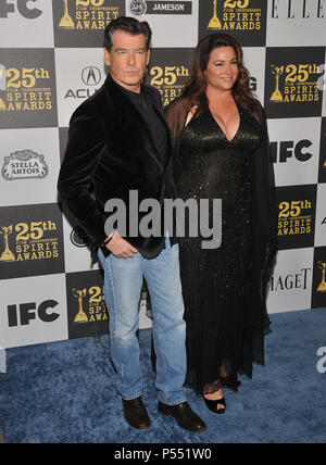 Pierce Brosnan frau Keely Shaye Smith 82 - 25. Film Independent Spirit Awards im Nokia Theater in Los Angeles. Pierce Brosnan frau Keely Shaye Smith 82 Veranstaltung in Hollywood Leben - Kalifornien, Red Carpet Event, USA, Filmindustrie, Prominente, Fotografie, Bestof, Kunst, Kultur und Unterhaltung, prominente Mode, Besten, Hollywood Leben, Event in Hollywood Leben - Kalifornien, Roter Teppich und backstage, Musik Prominente, Topix, Paar, Familie (Mann und Frau) und Kids - Kinder, Brüder und Schwestern anfrage tsuni@Gamma-USA.com, Kredit Tsuni/USA, 2010 Stockfoto