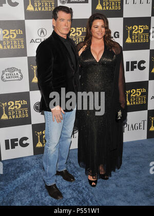 Pierce Brosnan frau Keely Shaye Smith 83 - 25. Film Independent Spirit Awards im Nokia Theater in Los Angeles. Pierce Brosnan frau Keely Shaye Smith 83 Veranstaltung in Hollywood Leben - Kalifornien, Red Carpet Event, USA, Filmindustrie, Prominente, Fotografie, Bestof, Kunst, Kultur und Unterhaltung, prominente Mode, Besten, Hollywood Leben, Event in Hollywood Leben - Kalifornien, Roter Teppich und backstage, Musik Prominente, Topix, Paar, Familie (Mann und Frau) und Kids - Kinder, Brüder und Schwestern anfrage tsuni@Gamma-USA.com, Kredit Tsuni/USA, 2010 Stockfoto