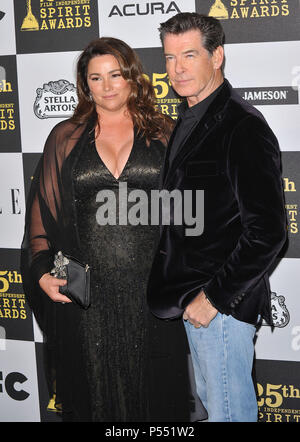 Pierce Brosnan frau Keely Shaye Smith 84 - 25. Film Independent Spirit Awards im Nokia Theater in Los Angeles. Pierce Brosnan frau Keely Shaye Smith 84 Veranstaltung in Hollywood Leben - Kalifornien, Red Carpet Event, USA, Filmindustrie, Prominente, Fotografie, Bestof, Kunst, Kultur und Unterhaltung, prominente Mode, Besten, Hollywood Leben, Event in Hollywood Leben - Kalifornien, Roter Teppich und backstage, Musik Prominente, Topix, Paar, Familie (Mann und Frau) und Kids - Kinder, Brüder und Schwestern anfrage tsuni@Gamma-USA.com, Kredit Tsuni/USA, 2010 Stockfoto