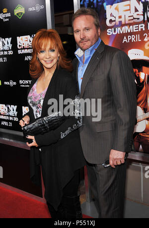 Reba McEntire Mann Narvel Blackstock 25 - Kenny Chesney: Sommer in 3-D-Premiere in Las Vegas. Reba McEntire Mann Narvel Blackstock 25 Veranstaltung in Hollywood Leben - Kalifornien, Red Carpet Event, USA, Filmindustrie, Prominente, Fotografie, Bestof, Kunst, Kultur und Unterhaltung, prominente Mode, Besten, Hollywood Leben, Event in Hollywood Leben - Kalifornien, Roter Teppich und backstage, Musik Prominente, Topix, Paar, Familie (Mann und Frau) und Kids - Kinder, Brüder und Schwestern anfrage tsuni@Gamma-USA.com, Kredit Tsuni/USA, 2010 Stockfoto