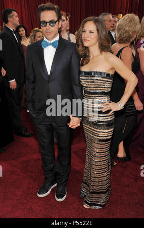 Robert Downey Jr. und Susan 321 - 82Nd Academy Awards Ankunft im Kodak Theater in Los Angeles. Robert Downey Jr und Susan 321 Veranstaltung in Hollywood Leben - Kalifornien, Red Carpet Event, USA, Filmindustrie, Prominente, Fotografie, Bestof, Kunst, Kultur und Unterhaltung, prominente Mode, Besten, Hollywood Leben, Event in Hollywood Leben - Kalifornien, Roter Teppich und backstage, Musik Prominente, Topix, Paar, Familie (Mann und Frau) und Kids - Kinder, Brüder und Schwestern anfrage tsuni@Gamma-USA.com, Kredit Tsuni/USA, 2010 Stockfoto