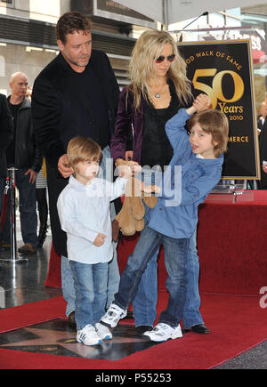 Russell Crowe - W des Ruhmes 03 - Russell Crowe geehrt mit einem Stern auf dem Hollywood Walk of Fame in Los Angeles. mit Frau Danielle Spencer und Ihre 2 boysRussell Crowe-W des Ruhmes 28 Veranstaltung in Hollywood Leben - Kalifornien, Red Carpet Event, USA, Filmindustrie, Prominente, Fotografie, Bestof, Kunst, Kultur und Unterhaltung, prominente Mode, Besten, Hollywood Leben, Event in Hollywood Leben - Kalifornien, Roter Teppich und backstage, Musik Prominente, Topix, Paar, Familie (Mann und Frau) und Kids - Kinder, Brüder und Schwestern anfrage tsuni@Gamma-USA.com, Kredit Tsuni/USA, 2010 Stockfoto