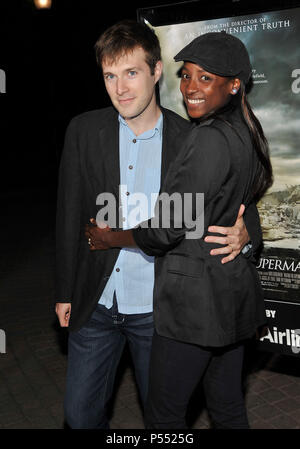 Rutina Wesley und Ehemann Jakob Fishel Warten auf Superman Premiere im Paramount Theater in Los Angeles. Rutina Wesley und Ehemann Jakob Fishel 50 Veranstaltung in Hollywood Leben - Kalifornien, Red Carpet Event, USA, Filmindustrie, Prominente, Fotografie, Bestof, Kunst, Kultur und Unterhaltung, prominente Mode, Besten, Hollywood Leben, Event in Hollywood Leben - Kalifornien, Roter Teppich und backstage, Musik Prominente, Topix, Paar, Familie (Mann und Frau) und Kids - Kinder, Brüder und Schwestern anfrage tsuni@Gamma-USA.com, Kredit Tsuni/USA, 2010 Stockfoto