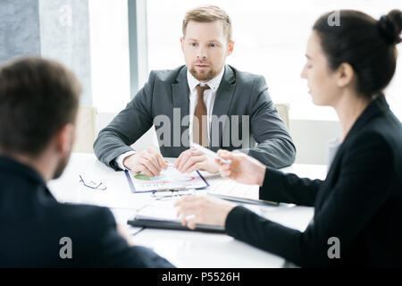 Junge Unternehmer, die sich für Treffen Stockfoto
